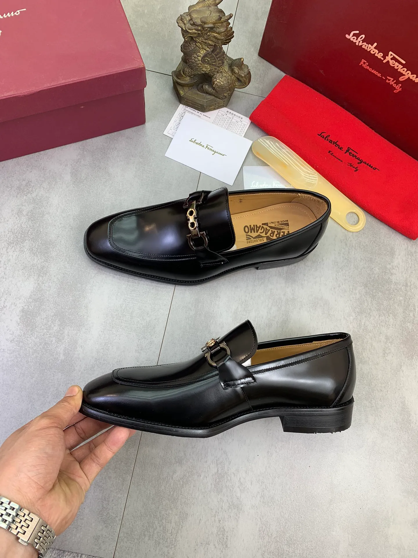 Men's Men's Shoes 💰P460💰[New Style] Water-dyed Niuli 🆘[Salvatore Ferragamo] Ferragamo's latest casual business leather shoes for men! Available at counters simultaneously! The fabric is made of specially imported original open-edge beaded calfskin, and the interior is made of imported water-dyed cowhide. It is absolutely luxurious and leads the fashion trend. Matching code: 38-47 black and burgundy optional